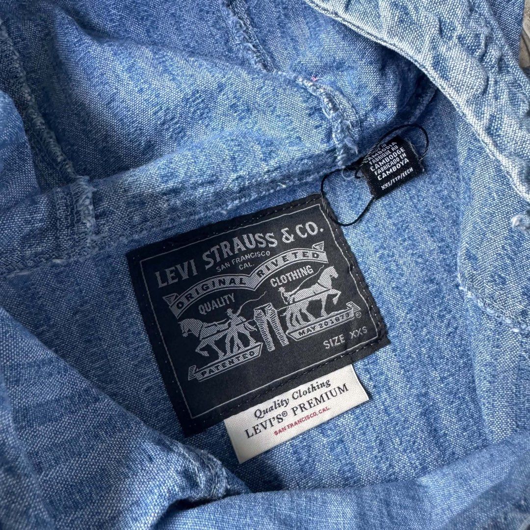Levis half zip hoodie (Category: Coats, Jackets and Outerwear) located in Villasis. Submitted by thirdymanalo3 (Listing ID 1467948218, Image 3). Description: Levis half zip hoodie xxs on tag fits medium width 22/length 25 excellent condition 880.