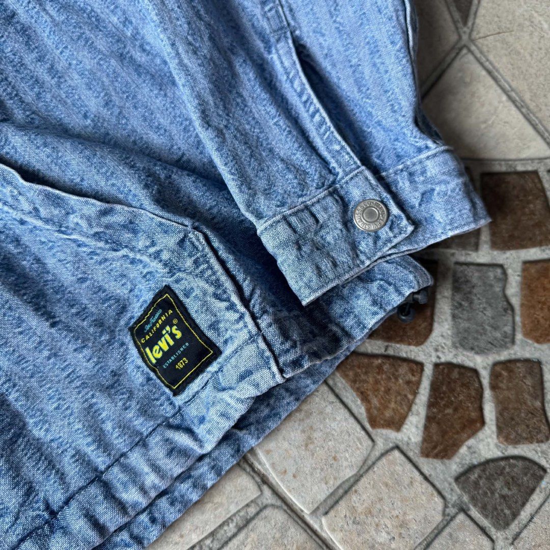 Levis half zip hoodie (Category: Coats, Jackets and Outerwear) located in Villasis. Submitted by thirdymanalo3 (Listing ID 1467948218, Image 2). Description: Levis half zip hoodie xxs on tag fits medium width 22/length 25 excellent condition 880.