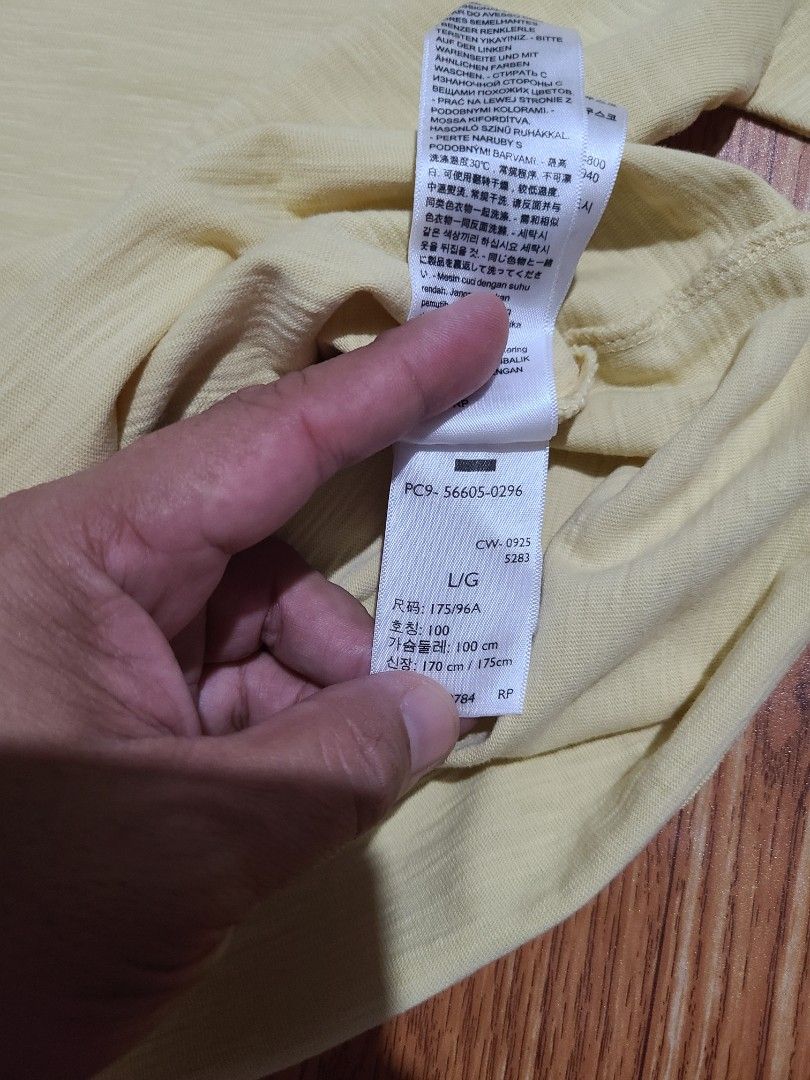 Levi's Housemark Tee Yellow Standard Fit Large (Category: Tshirts & Polo Shirts ) located in Caloocan City. Submitted by naldz82 (Listing ID 1467934455, Image 3). Description: Levi's Housemark Tee Yellow Standard Fit Large Brand-new check pic for dimes Meetup or Pickup North Caloocan Bagong Silang Mop Palawan Pay or Maya Courier Lalamove or J&T 850 Fix.