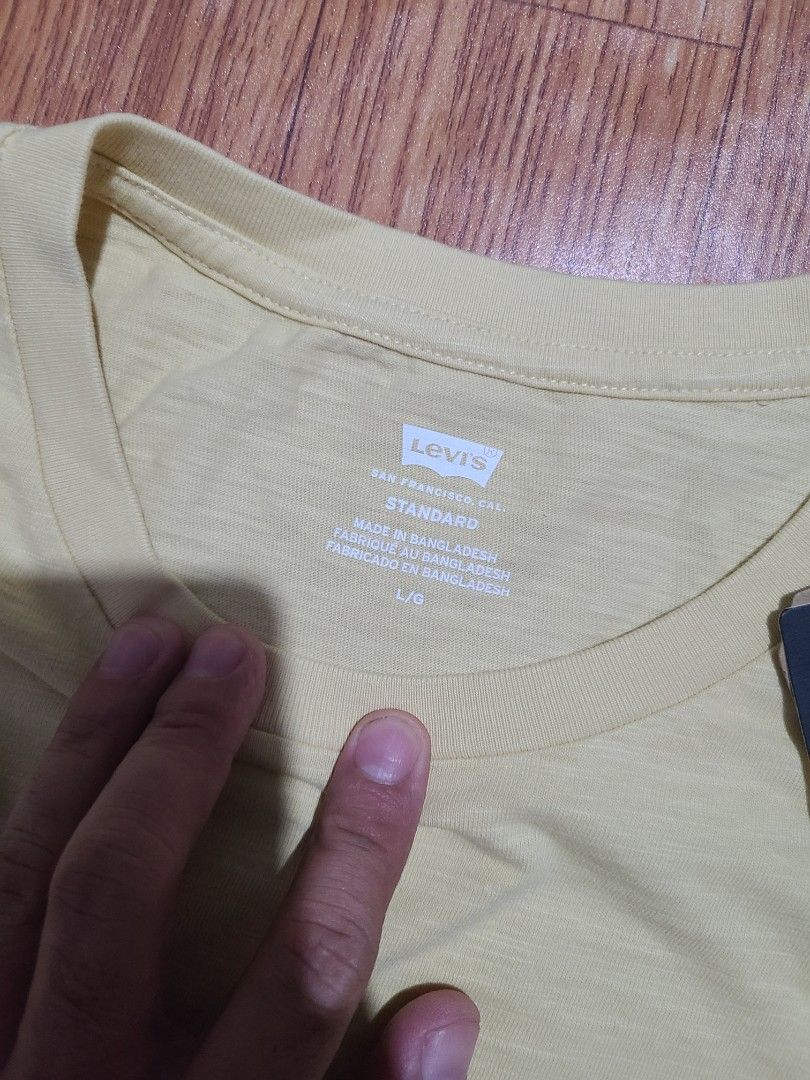 Levi's Housemark Tee Yellow Standard Fit Large (Category: Tshirts & Polo Shirts ) located in Caloocan City. Submitted by naldz82 (Listing ID 1467934455, Image 2). Description: Levi's Housemark Tee Yellow Standard Fit Large Brand-new check pic for dimes Meetup or Pickup North Caloocan Bagong Silang Mop Palawan Pay or Maya Courier Lalamove or J&T 850 Fix.
