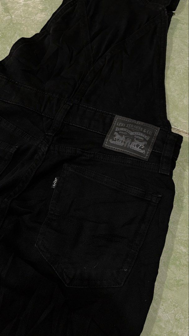 LEVIS JUMPER (Category: Luxury Apparel) located in Manila. Submitted by veabianca (Listing ID 1467893604, Image 3). Description: Levi’s jumper Size Height 5’5 to 5’8 Waistline 27 Length 40 Excellent condition Good as bnew .