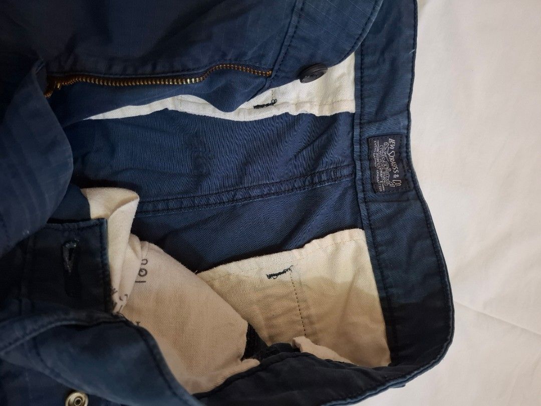 Levis Strauss (Category: Shorts) located in Bulacan. Submitted by tampipo (Listing ID 1467977165, Image 3). Description: Levis Strauss,short Navy blue, walang himulmol, kompleto lock button, color rate 8/10 original levis.