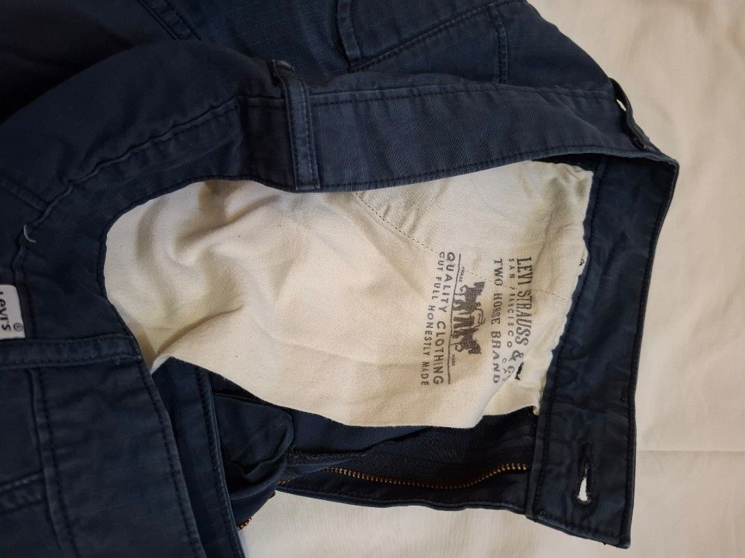 Levis Strauss (Category: Shorts) located in Bulacan. Submitted by tampipo (Listing ID 1467977165, Image 2). Description: Levis Strauss,short Navy blue, walang himulmol, kompleto lock button, color rate 8/10 original levis.