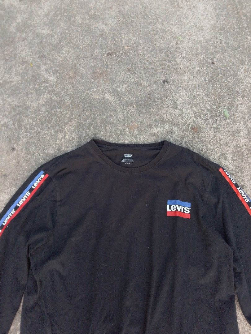 Levi's tapped black longsleeve (Category: Hoodies) located in Naga. Submitted by choythrift (Listing ID 1468022374, Image 3). Description: LEVI'S TAPPED BLACK LONGSLEEVE Condition: 9/10 Color rate: 9/10 Plus shipping fee J and t , flash express /drop off urban chicc Meet up around Naga city and Magarao Location: Naga City, Bicol Direct Message 💌.