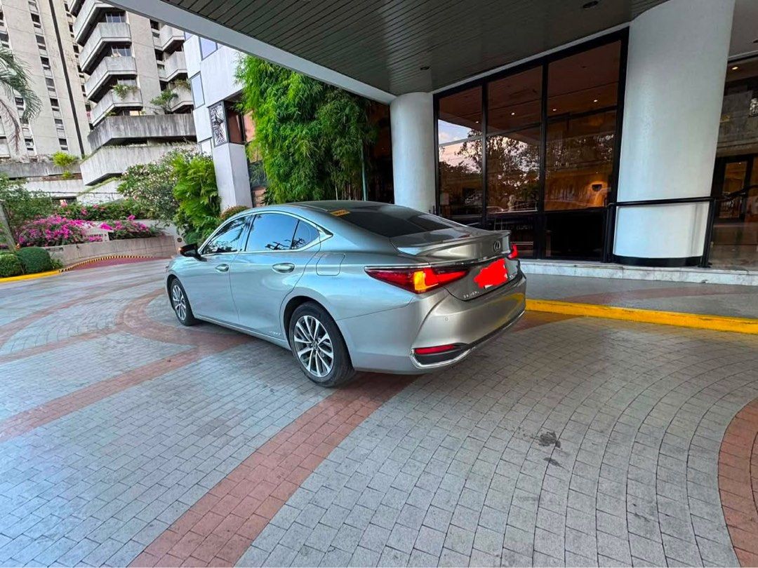 Lexus ES300h Luxury Hybrid (A) (Category: Used Cars) located in Pasig City. Submitted by samuraoddities (Listing ID 1467873716, Image 2). Description: 2022 Lexus ES 300 Hybrid Top of The Line. Complete casa records Owner Seller 19k mileage Full and complete papers.