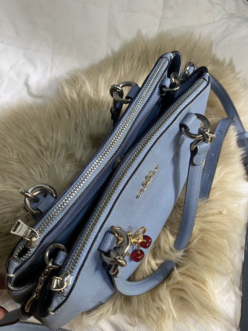 Light Blue (Category: Cross-body Bags) located in Davao. Submitted by goldenstone_0be9b3 (Listing ID 1467861366, Image 3). Description: maganda pa sya i swear super ganda ng loob at malinis maganda pa sling din at handle maganda pa kahit may flaws, hindi din madungis tingnan kasi malinis sya swear. bet pa sya swear free keychain.