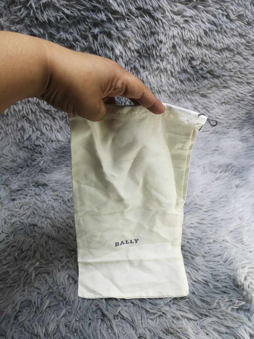 Light Colored Dust Bag (Category: Purses & Pouches) located in Santa Cruz. Submitted by jmy_surplus.2 (Listing ID 1467973500, Image 3). Description: Size ; L - 14.2 W -7.2 Color ; Cream Type ; Dust Bag Brand ; No brand Material ; Canvas Style ; Cream Durable Dust bag LG 118 JMY 3 Batch #225.