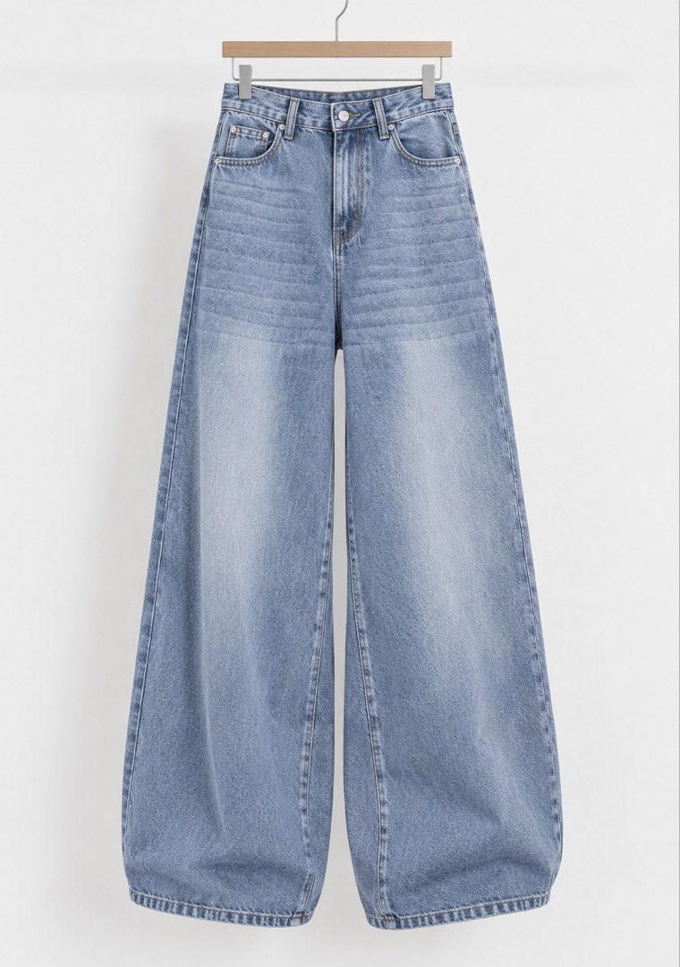 light denim baggy jeans (Category: Jeans) located in Leyte. Submitted by belovedchic (Listing ID 1467961596, Image 1). Description: size xs / 24 - 25 waistline rfs : masikip.