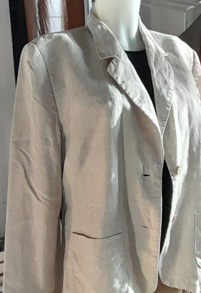 Linen Coat (Category: Coats, Jackets and Outerwear) located in Batangas. Submitted by norskieshoppe (Listing ID 1467916474, Image 3). Description: linen quality and comfy fabric in mint condition fit medium- large.