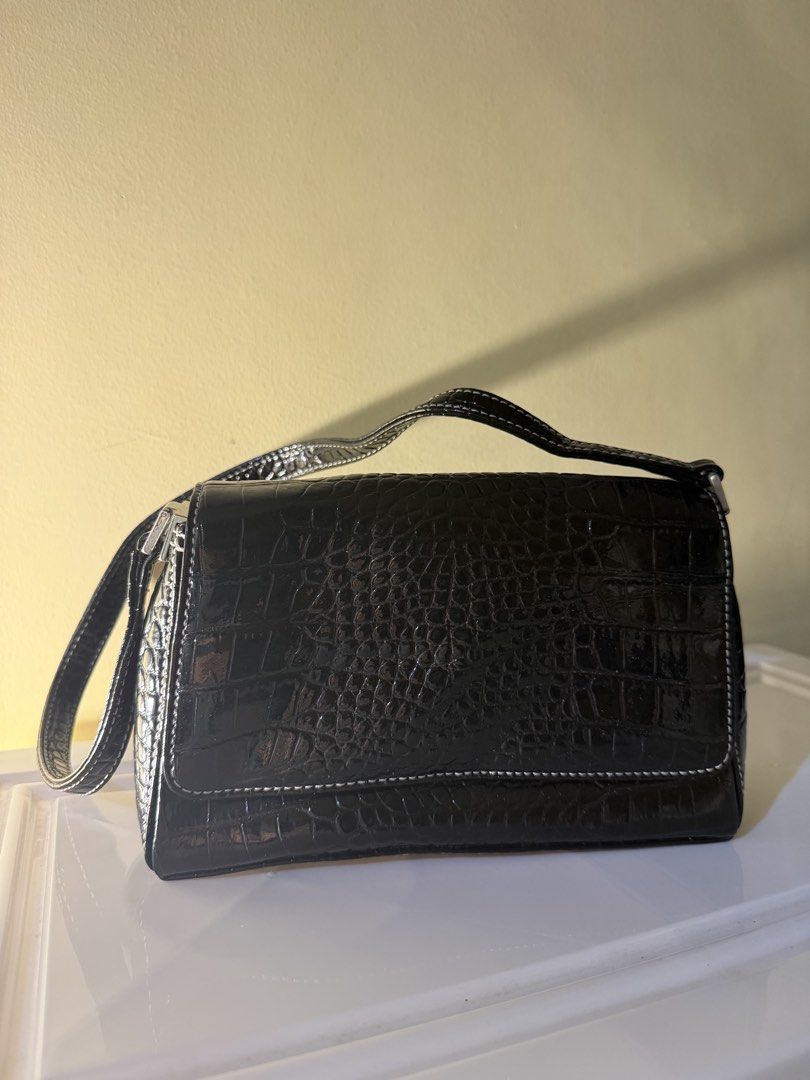 Liz Claiborne Black Crocodile Embossed Shoulder Bag (Category: Shoulder Bags) located in Cebu City. Submitted by thelittlefindscbu (Listing ID 1468041561, Image 1). Description: ✨ Details: * Brand: Liz Claiborne * Color: Black * Material: Faux leather * Crocodile-embossed glossy finish * White contrast stitching * Silver-tone hardware and logo plaque * Adjustable shoulder strap with buckle * Exterior zipper pocket * Structured design with flap cl