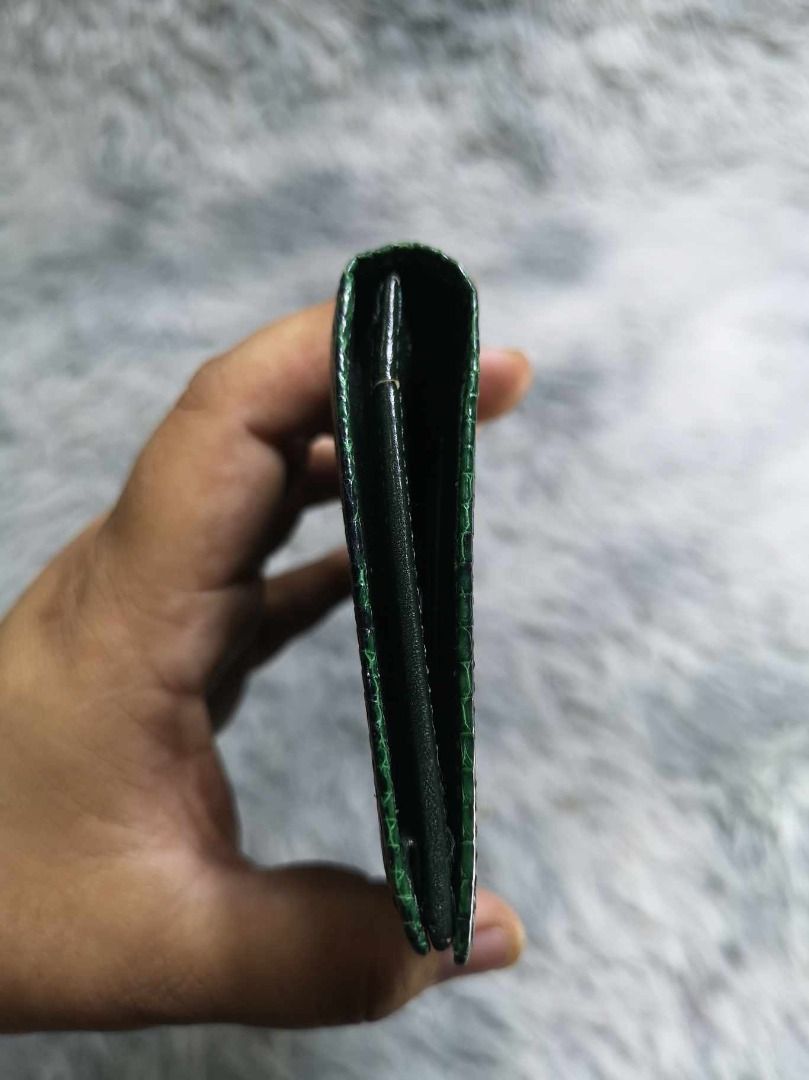 Lizard Skin Like Pattern Dark Green Long Wallet (Category: Wallets & Card holders) located in Santa Cruz. Submitted by jmy_surplus.2 (Listing ID 1467916449, Image 2). Description: Size ; L - 4 W - 7.2 Color ; Dark Green Type ; Wallet Brand ; No brand Material ; Leather Style ; Dark Green Leather Long Wallet LG 117 JMY 3 Batch #225.