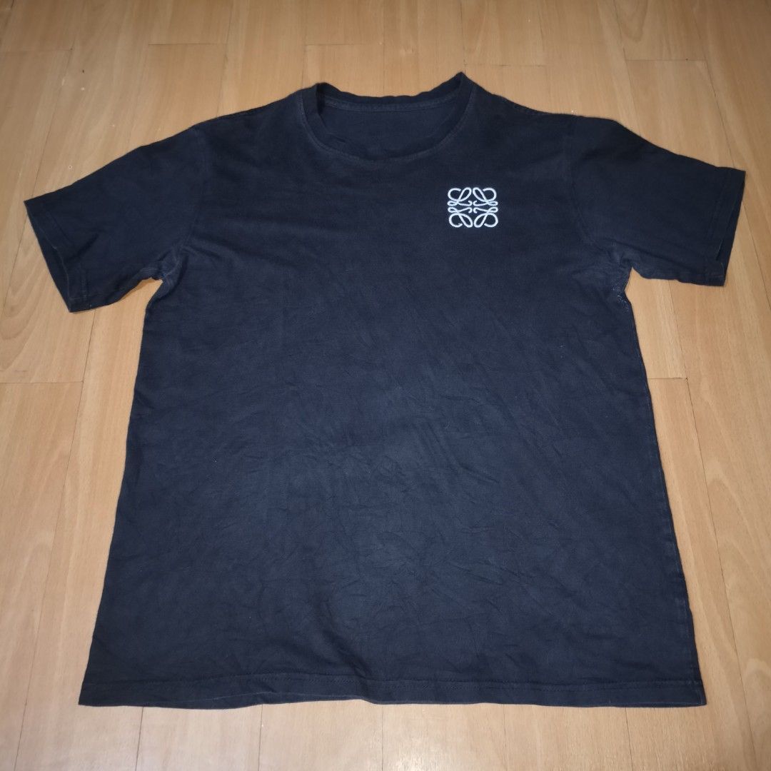 LOEWE BLACK EMBROIDERED TEE (Category: Tshirts & Polo Shirts ) located in Manila. Submitted by friperie. (Listing ID 1467955799, Image 2). Description: LOEWE BLACK EMBROIDERED TEE 🖤 Minimalist piece with a clean, timeless look. Features a signature-style LOEWE embroidered logo on the side chest, perfect for everyday wear and effortless streetwear styling. Details: - Color: Black - Fabric: Cotton - Fit: Regular fit - Recommended fit: Up to Medium