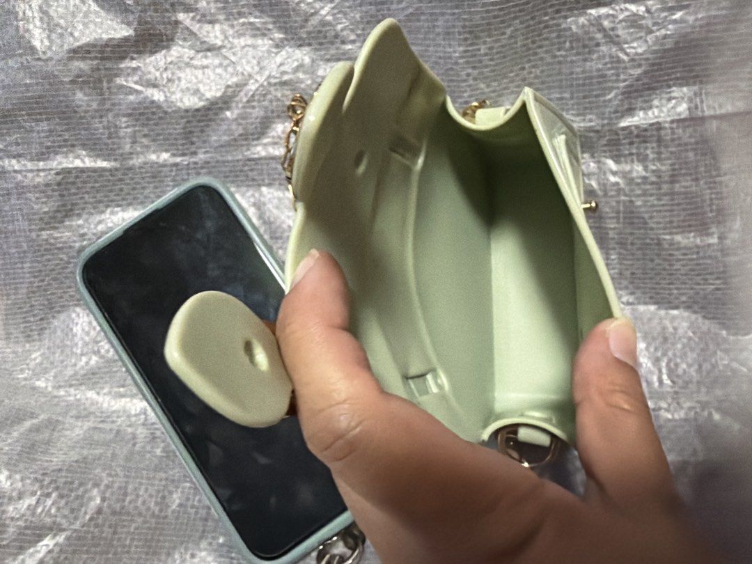 London Rag Mint Jelly Saddle Sling Bag (Category: Cross-body Bags) located in Manila. Submitted by bitski (Listing ID 1467969084, Image 3). Description: - Color: Mint green - Material: Jelly - Hardware: Gold-tone with chain strap - Style: Structured satchel with double buckle front flap - Closure: snapon Rfs : decluttering.