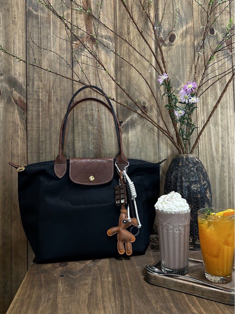Long Champ Black Tote Bag (Category: Tote Bags) located in Manila. Submitted by theiconicco_mnl_8 (Listing ID 1468053004, Image 1). Description: •Almost sold out! Only a few stocks left. Large Dimension L: 31 H: 30 W: 19 .