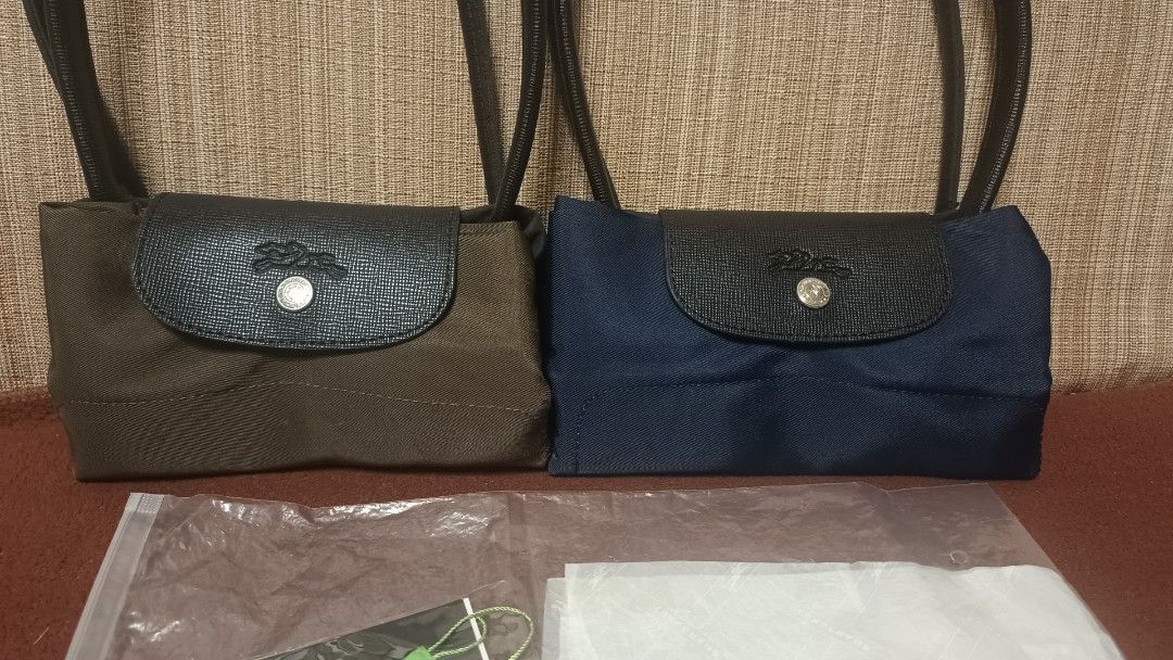 Long champ bundle medium tote bag (Category: Luxury Bags & Wallets) located in Quezon City. Submitted by Shobsleilaalarcon (Listing ID 1467874227, Image 2). Description: set for 2 navy blue/army green medium silver hardware long Handle.