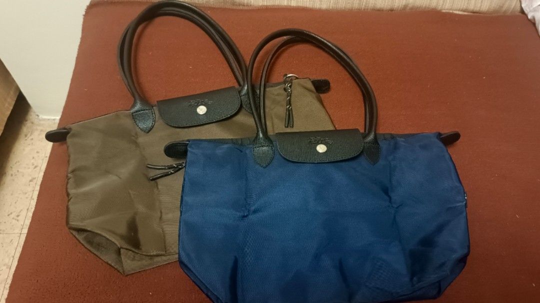 Long champ bundle medium tote bag (Category: Luxury Bags & Wallets) located in Quezon City. Submitted by Shobsleilaalarcon (Listing ID 1467874227, Image 1). Description: set for 2 navy blue/army green medium silver hardware long Handle.