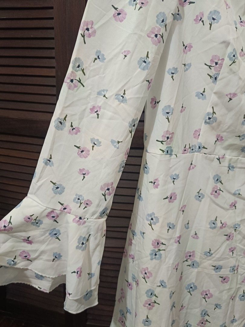 Long Dress White Floral (Category: Longsleeves) located in Manila. Submitted by byjrb (Listing ID 1468034076, Image 2). Description: 🛍️ Brand-new items from SHEIN, Emery Rose, Zaful & more! Size : Medium to Large 📦 Shipping: LBC / J&T / Lalamove 💸 MOP: GCash / BPI only DM for inquiries! 💌.