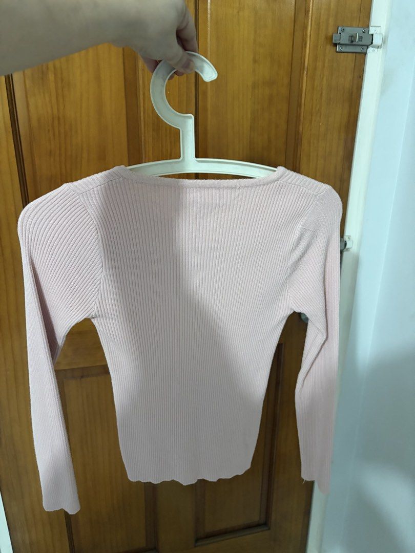Long sleeve cardigan blouse (Category: Longsleeves) located in Cainta. Submitted by michaelalin (Listing ID 1467885817, Image 2). Description: In mint condition Stretchable Free size can fit small to medium Cainta area Lalamove Sf shoulder by buyer.