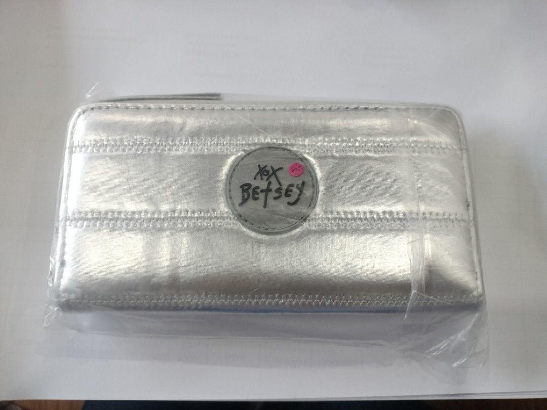 Long wallet (Category: Wallets & Card holders) located in Pasay City. Submitted by geh04 (Listing ID 1467963288, Image 1). Description: brand new.