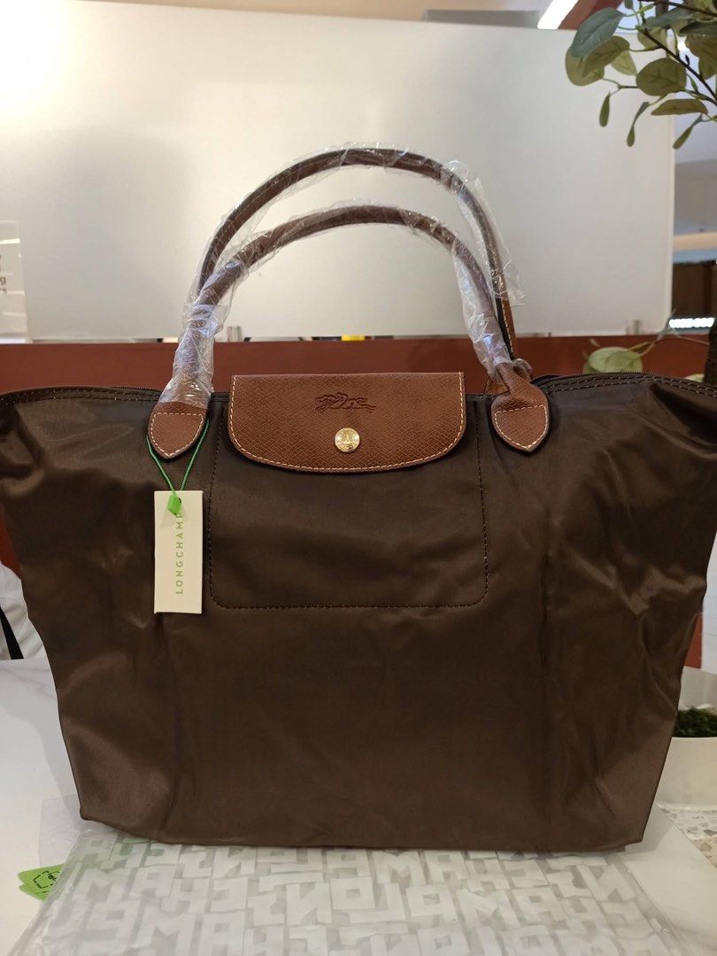 Longchamp bag in medium and large size (Category: Luxury Bags & Wallets) located in Manila. Submitted by faith.dclttrs1484 (Listing ID 1468057800, Image 2). Description: Medium - 1,800 Large - 2,000 Negotiable if u buy multiple items Dm me to order and choose color.