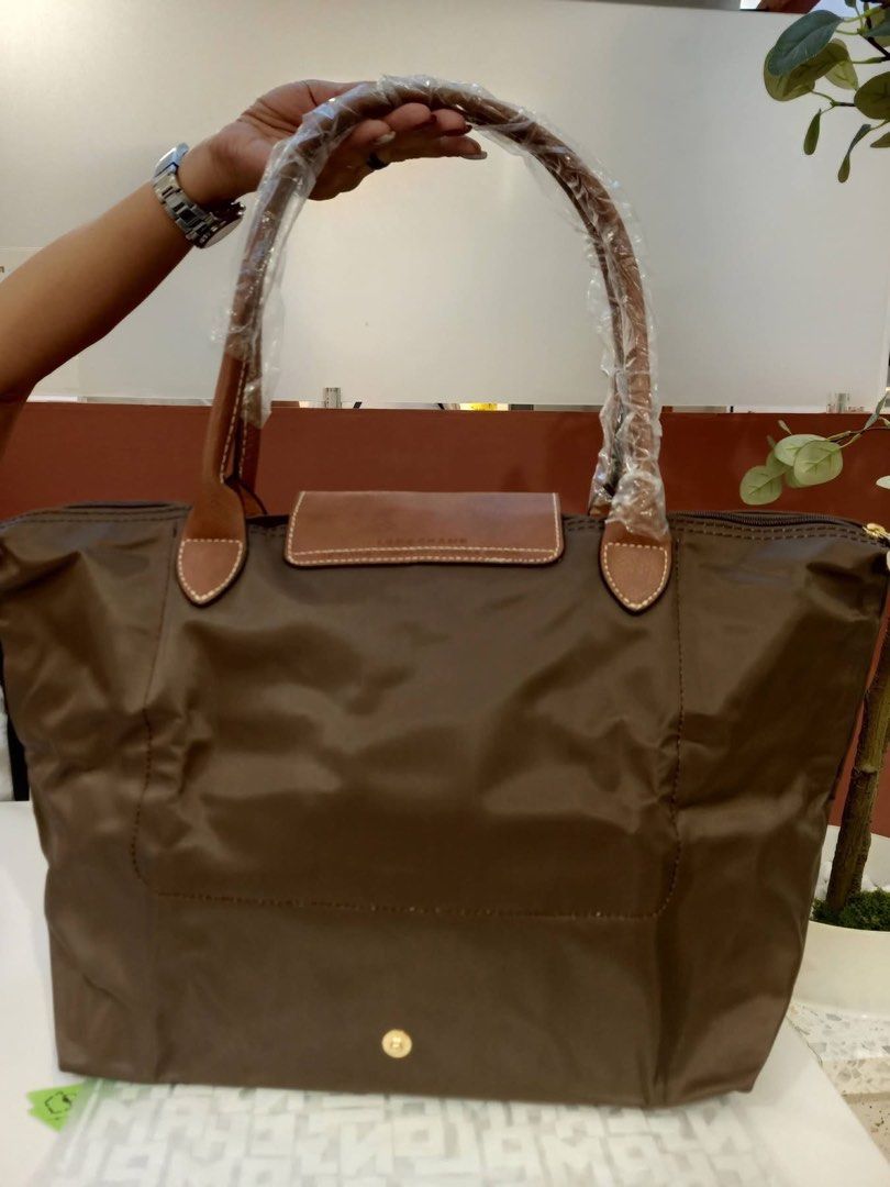 Longchamp bag in medium and large size (Category: Luxury Bags & Wallets) located in Manila. Submitted by faith.dclttrs1484 (Listing ID 1468057800, Image 3). Description: Medium - 1,800 Large - 2,000 Negotiable if u buy multiple items Dm me to order and choose color.