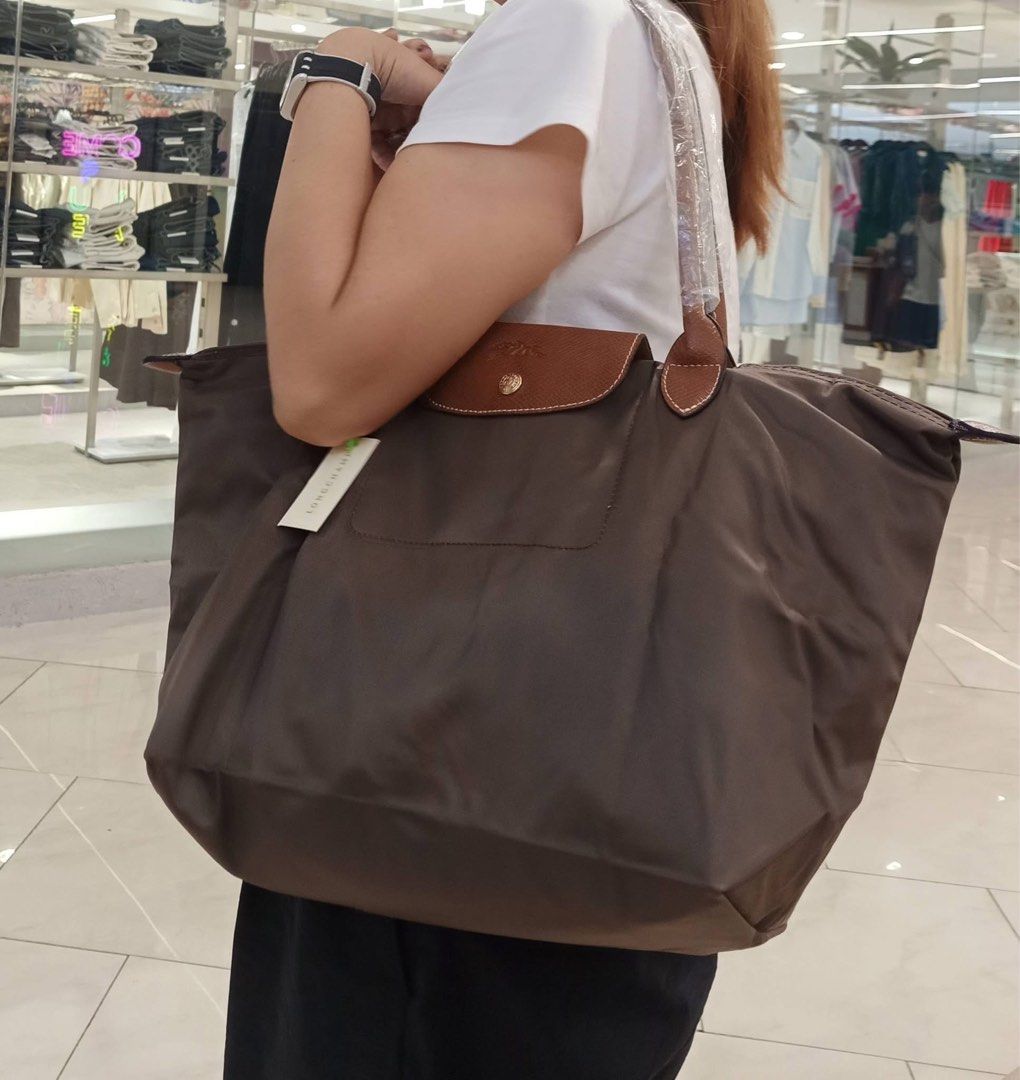 Longchamp bag in medium and large size (Category: Luxury Bags & Wallets) located in Manila. Submitted by faith.dclttrs1484 (Listing ID 1468057800, Image 1). Description: Medium - 1,800 Large - 2,000 Negotiable if u buy multiple items Dm me to order and choose color.