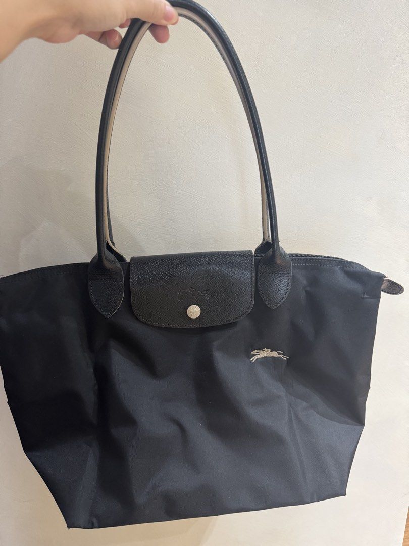 Longchamp Le Pliage M Long Handle Black (Category: Shoulder Bags) located in Santa Rosa. Submitted by shopjimstuff (Listing ID 1467846894, Image 1). Description: 8.5/10 condition Minimal signs of usage Medium size long handle Personal fave of Longchamp’s Black Tote! (Originally bought in Germany) Item only no more packaging .