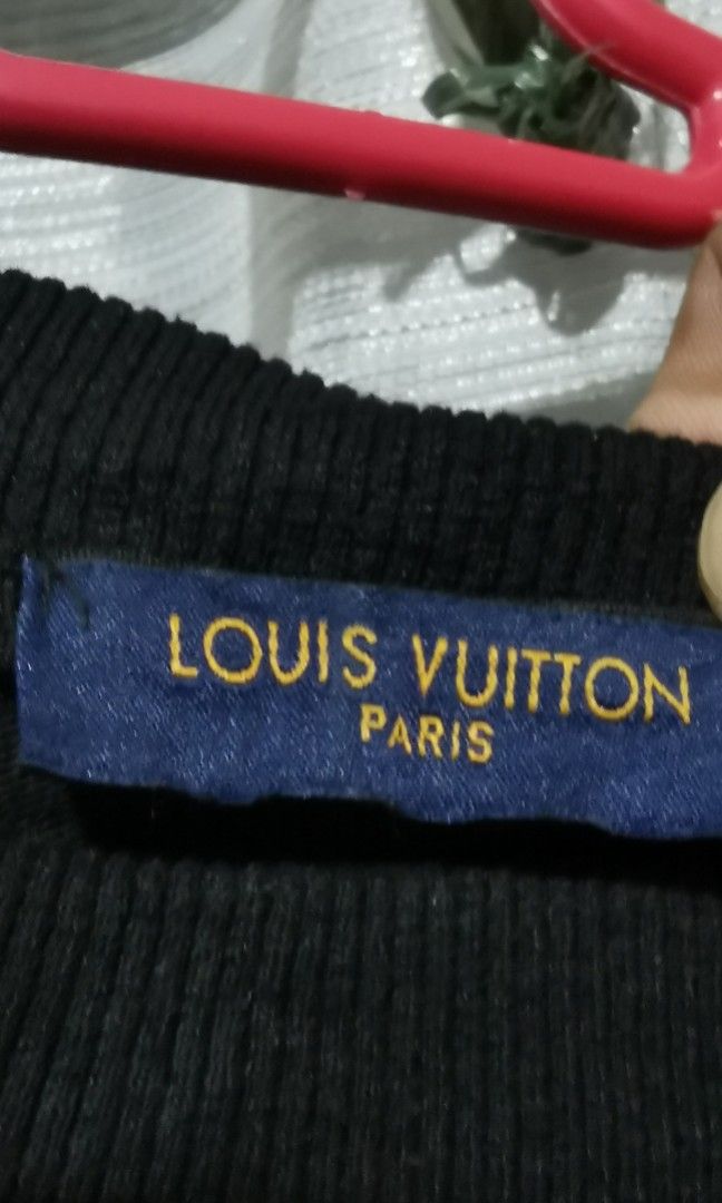 Louis Vitton long sleeve bootleg (Category: Coats, Jackets and Outerwear) located in San Jose. Submitted by thrift_ni_sir (Listing ID 1467974512, Image 2). Description: Off legit MOP gcash MOD j&t Add shipping fee.