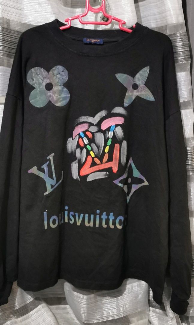 Louis Vitton long sleeve bootleg (Category: Coats, Jackets and Outerwear) located in San Jose. Submitted by thrift_ni_sir (Listing ID 1467974512, Image 1). Description: Off legit MOP gcash MOD j&t Add shipping fee.