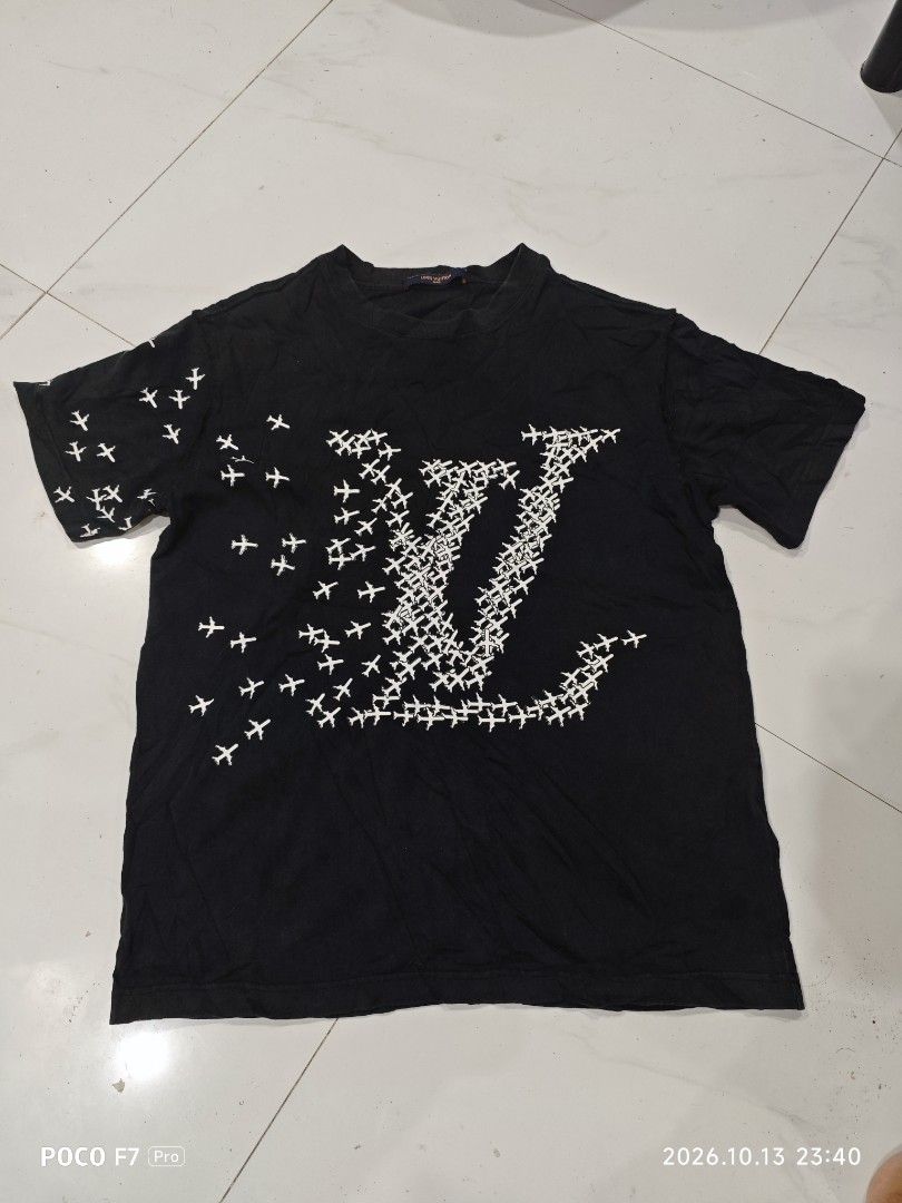 Louis Vuitton (Category: Activewear) located in Mexico. Submitted by josephnuqui1980 (Listing ID 1467842702, Image 1). Description: louis vuitton t-shirt Good condition 9/10 size Xs ( fit m).