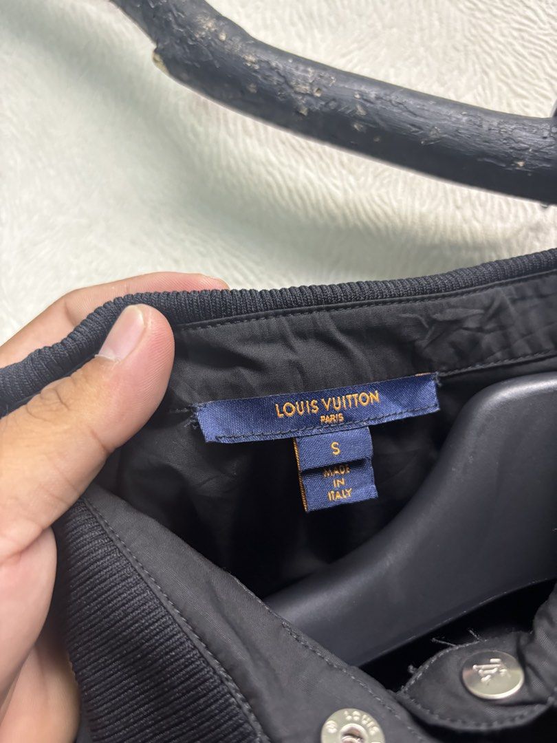 Louis Vuitton Cropped Polo (Category: Shirts) located in Baybay. Submitted by thrift.ed2023 (Listing ID 1468006672, Image 3). Description: Louis Vuitton Cropped Polo Medium 22x16 No Issue Good as New.