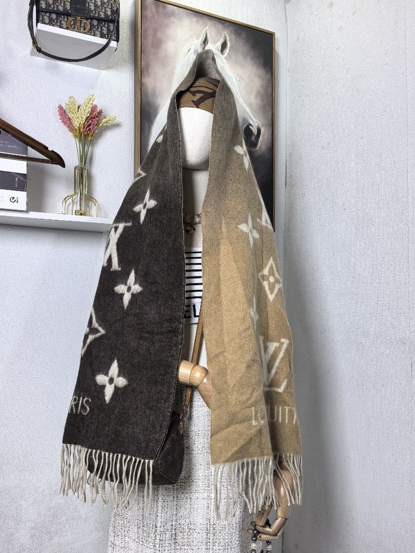 Louis Vuitton monogam scarf (Category: Luxury Accessories) located in Baguio. Submitted by ashzachary (Listing ID 1467955316, Image 2). Description: Louis Vuitton monogam scarf Condition :Excellent condition Color rate 10/10 Size :Medium No issues No flaws Super ganda sa personal Pm. More details Good quality Plsss 📌No Bogus 📌No return MOP What you see is what you get PALAWAN, CEBUNA GCASH AND BDO Reminder😊 We're selling thrifted clothes so pl