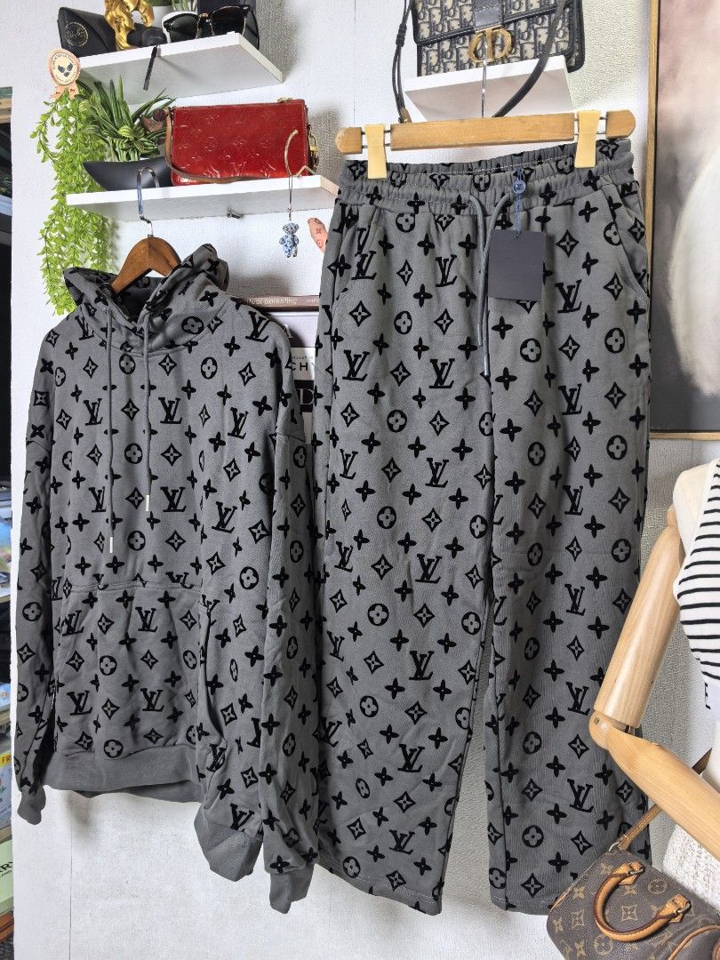 Louis Vuitton monogam set (Category: Luxury Apparel) located in Baguio. Submitted by ashzachary (Listing ID 1467963127, Image 2). Description: Louis Vuitton monogam set Condition :Excellent condition Color rate 10/10 Size :large Inches:27x28.5 Inches :30 to 34 L38 No issues No flaws Super ganda sa personal Pm. More details Good quality Plsss 📌No Bogus 📌No return MOP What you see is what you get PALAWAN, CEBUNA GCASH AND BDO Reminder😊 We're sel