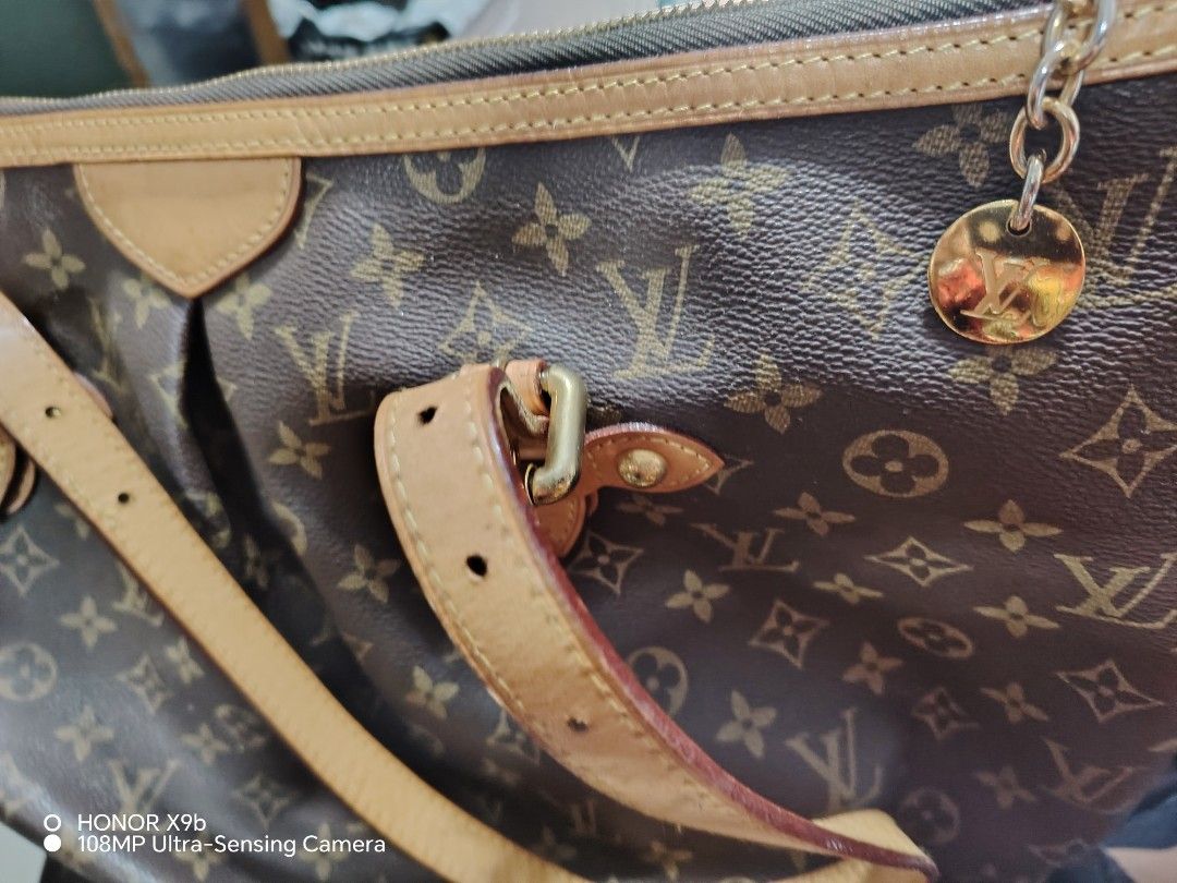 Louis Vuitton Monogram Canvas Tote Bag (Category: Luxury Bags & Wallets) located in Caloocan City. Submitted by truewater.fe5205 (Listing ID 1467904123, Image 2). Description: - Authentic Louis Vuitton monogram canvas tote in classic brown and tan - Secure zip-top closure with durable gold-tone hardware - Comfortable dual shoulder straps for everyday wear - Spacious interior fabric lining with leather logo patch - Verified production date code: T