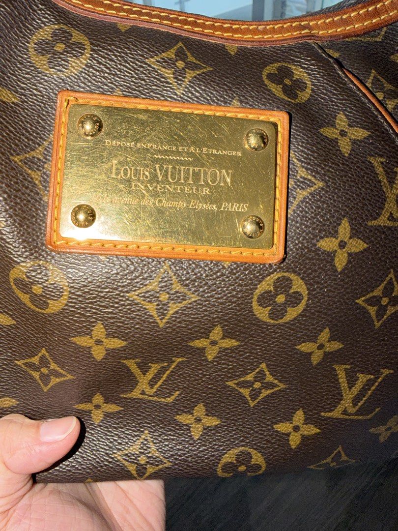 Louis Vuitton Thames Monogram Bag (Category: Luxury Bags & Wallets) located in Paranaque City. Submitted by resvl (Listing ID 1467984943, Image 2). Description: Preloved Louis Vuitton Thames GM in Monogram — a classic and discontinued LV piece that’s perfect for everyday use and vintage LV collectors. - Condition: Good Vintage/Preloved Condition - Natural patina on the vachetta leather with visible water marks/discoloration on the leather strap c