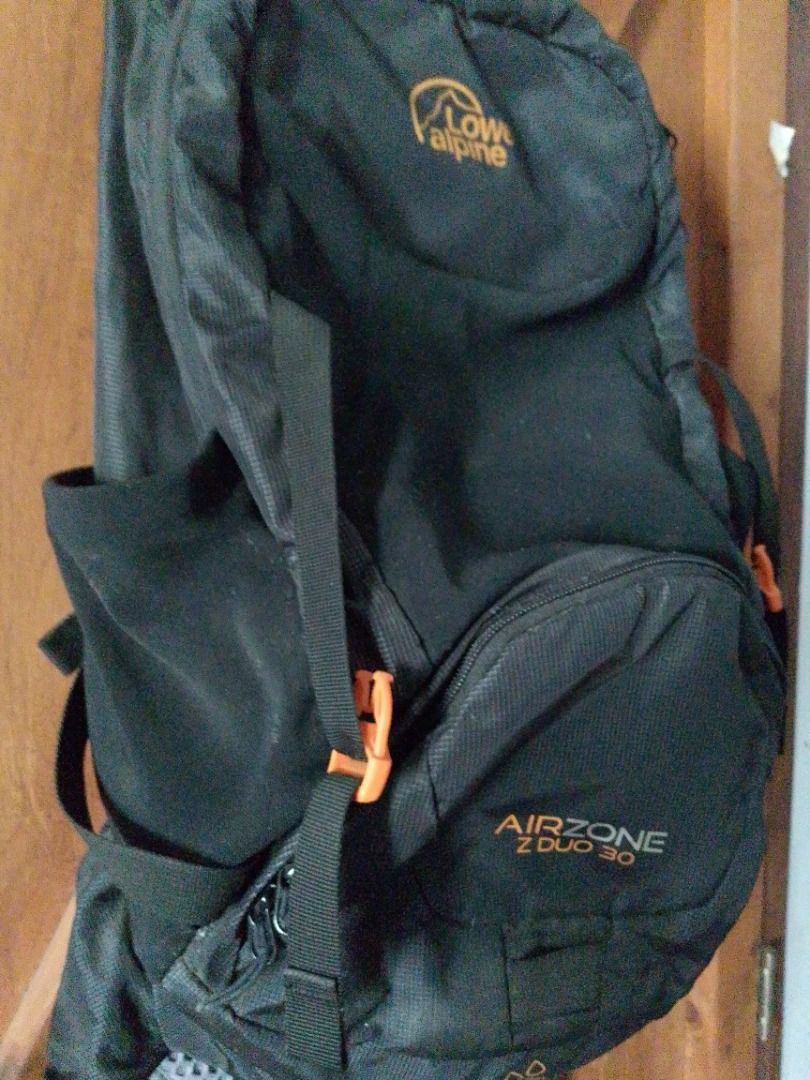 Lowe Alpine AirZone Z Duo 30 Backpack (Category: Backpacks) located in Pavia. Submitted by ilawod_shop (Listing ID 1467862422, Image 3). Description: - Authentic Lowe Alpine AirZone Z Duo 30 backpack in sleek black - Breathable mesh back panel design for maximum airflow and comfort - Comfortable padded shoulder straps featuring iconic orange logo branding - Multiple secure zippered compartments and convenient side pockets - Fully adjustable stern