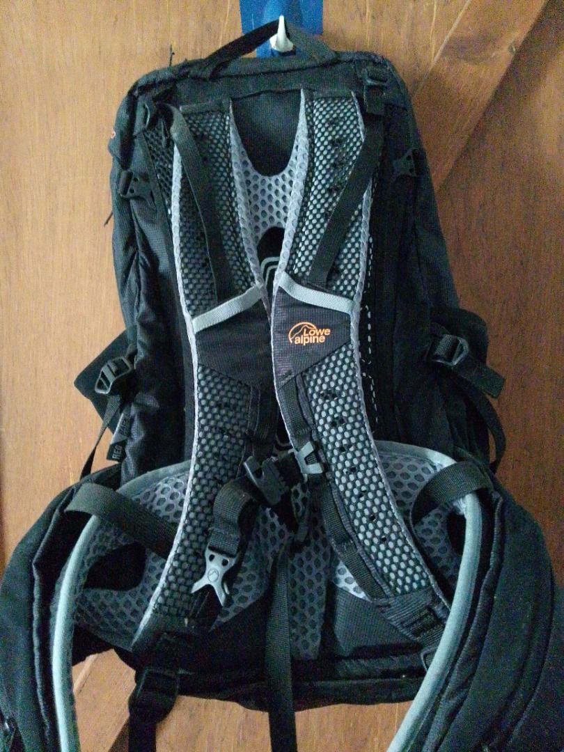 Lowe Alpine AirZone Z Duo 30 Backpack (Category: Backpacks) located in Pavia. Submitted by ilawod_shop (Listing ID 1467862422, Image 2). Description: - Authentic Lowe Alpine AirZone Z Duo 30 backpack in sleek black - Breathable mesh back panel design for maximum airflow and comfort - Comfortable padded shoulder straps featuring iconic orange logo branding - Multiple secure zippered compartments and convenient side pockets - Fully adjustable stern