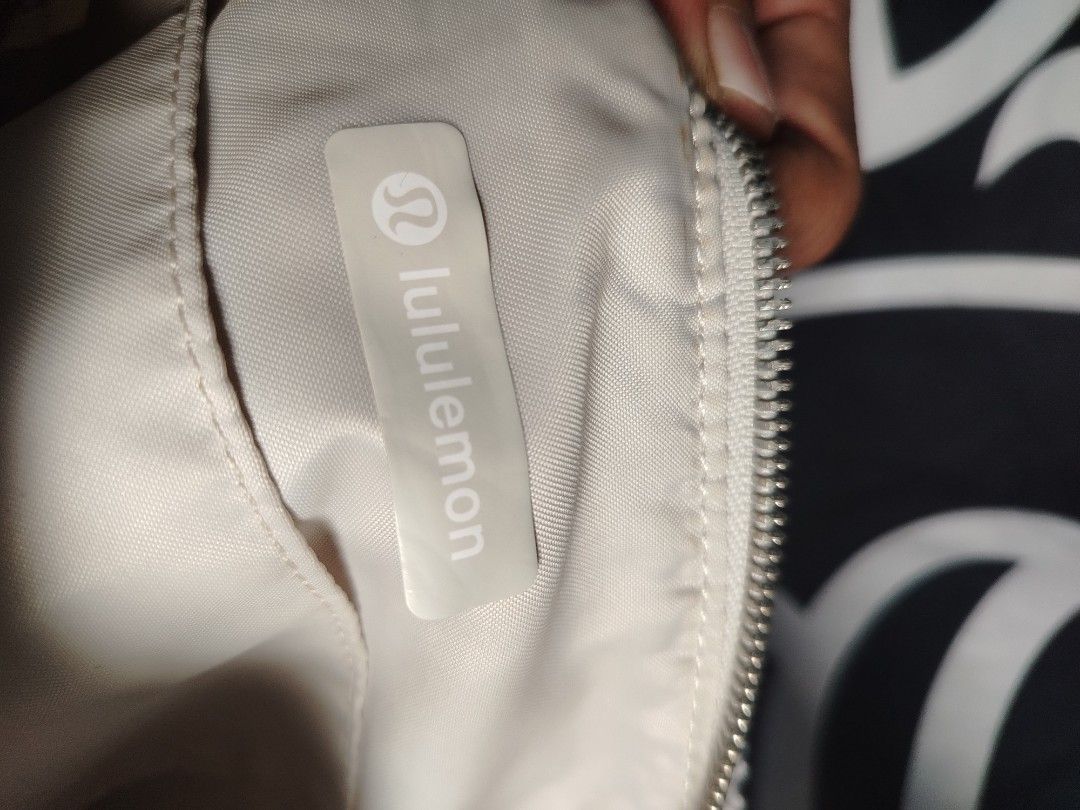 Lululemon (Category: Shoulder Bags) located in Roxas City. Submitted by hd_thriftshop (Listing ID 1467979908, Image 3). Description: Lululemon Mini Shoulder Bag 4L Fleece.