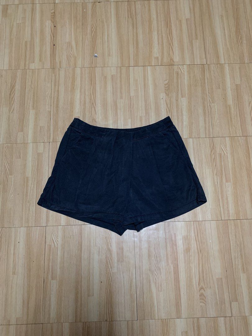 LULULEMON & GO KEEPSAKE PLEATED SHORTS (Category: Activewear) located in Rizal. Submitted by uniii_011 (Listing ID 1467922776, Image 1). Description: SIZE 8 ON TAG Dimensions W: 29 L: 13.5 NO ISSUE 📌COLOR MAY VARY DUE TO LIGHTING .