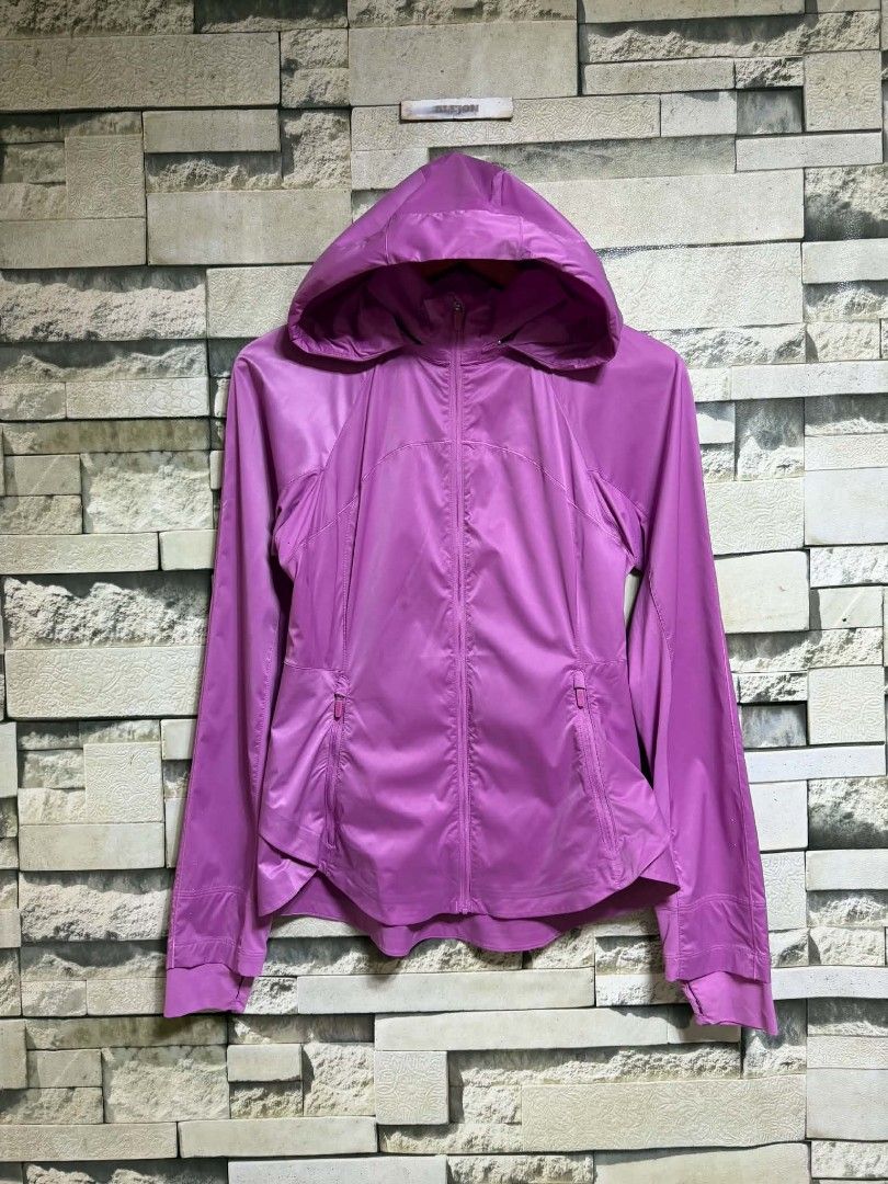 LULULEMON GOAL SMASHER JACKET WITH HOOD (Category: Coats, Jackets and Outerwear) located in Santa Rosa. Submitted by alejon007 (Listing ID 1467961522, Image 3). Description: LULULEMON GOAL SMASHER JACKET WITH HOOD 100% Legit Excellent condition No issues Size 6 fit medium womens PRIC 1⃣4⃣8⃣0⃣ PM.