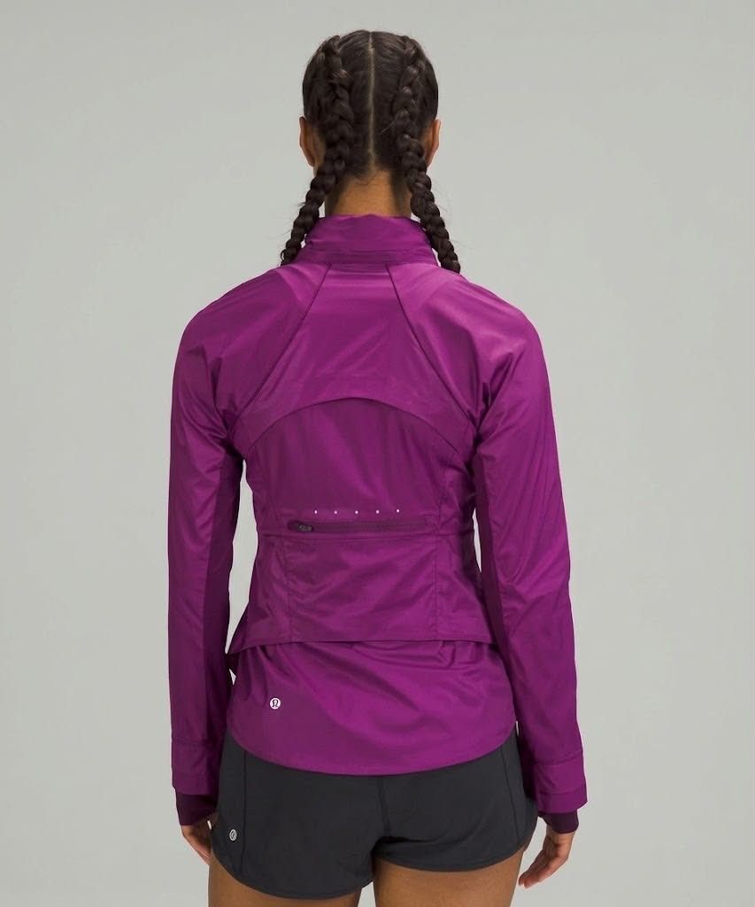 LULULEMON GOAL SMASHER JACKET WITH HOOD (Category: Coats, Jackets and Outerwear) located in Santa Rosa. Submitted by alejon007 (Listing ID 1467961522, Image 2). Description: LULULEMON GOAL SMASHER JACKET WITH HOOD 100% Legit Excellent condition No issues Size 6 fit medium womens PRIC 1⃣4⃣8⃣0⃣ PM.