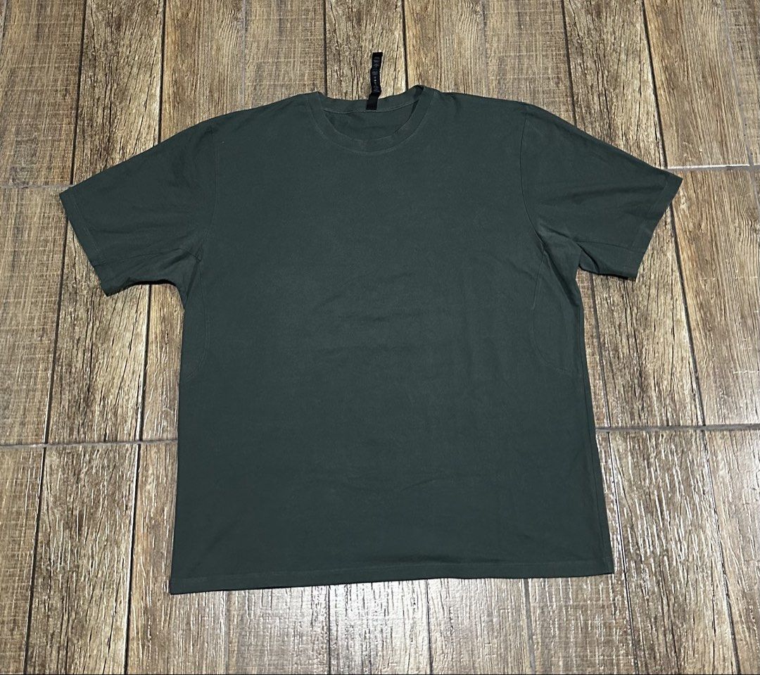 LULULEMON GREEN PLAIN SHIRT (Category: Tshirts & Polo Shirts ) located in Manila. Submitted by urban-vintage_2 (Listing ID 1467851472, Image 1). Description: ISSUE: NONE ( NEED WASH ) MOP :GCASH ( NO COD ) SHIP VIA : LALAMOVE & J&T LOCATION : PASIG CITY LENGTH : 30 WIDTH : 25 .