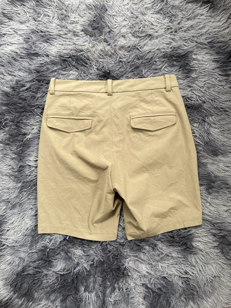 Lululemon khaki original 💯 (Category: Chinos) located in Daraga. Submitted by pangs192325 (Listing ID 1467944102, Image 2). Description: Lululemon short (Stretch) Size 32-33 Need wash may black dot tanggal yan Excellent condition No issue Location Bicol Albay .