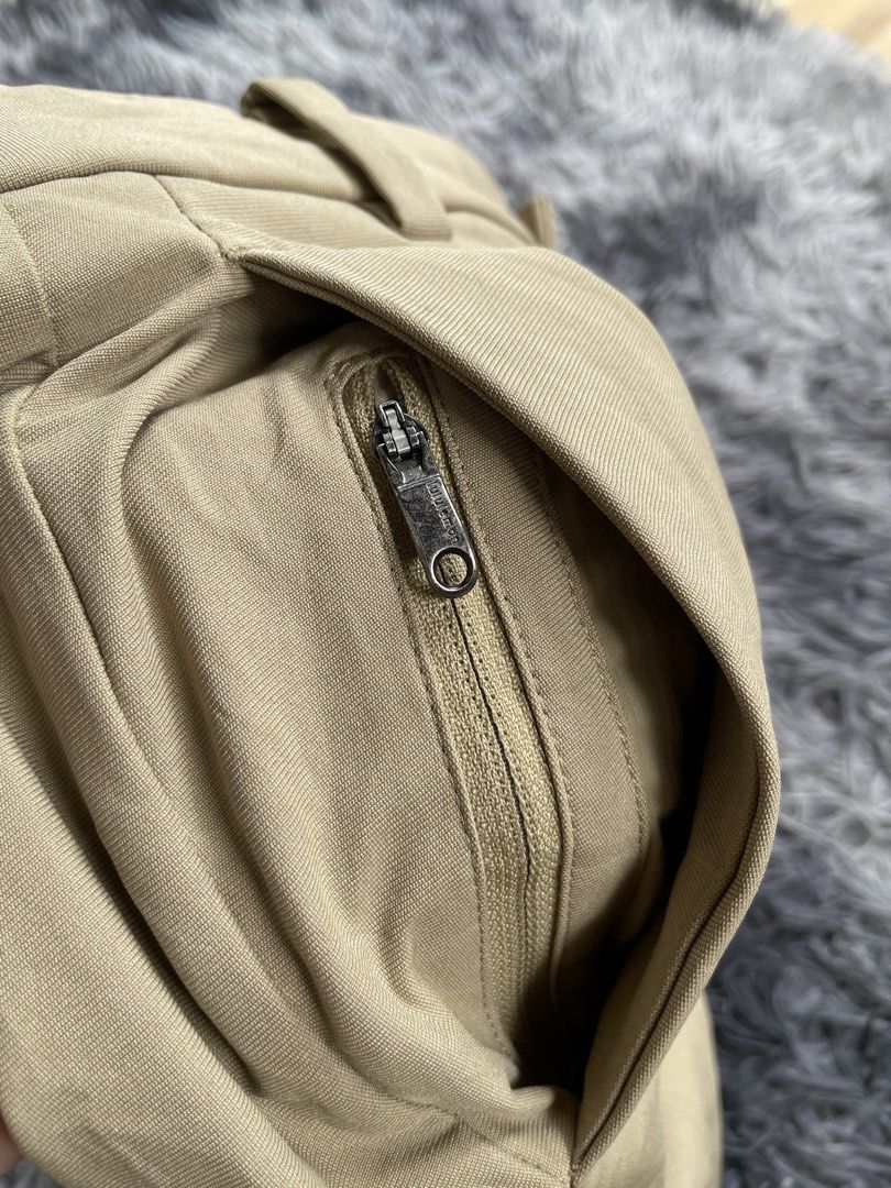 Lululemon khaki original 💯 (Category: Chinos) located in Daraga. Submitted by pangs192325 (Listing ID 1467944102, Image 3). Description: Lululemon short (Stretch) Size 32-33 Need wash may black dot tanggal yan Excellent condition No issue Location Bicol Albay .