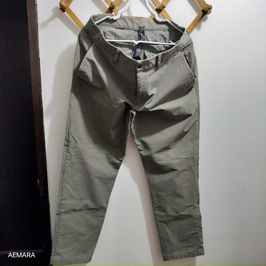 Lululemon pants (Category: Jeans) located in Caloocan City. Submitted by almaeternamara (Listing ID 1468043327, Image 3). Description: - Brand: Lululemon - Color: Grey-Green - Size: 33 (185/86A) - Material: 58% Cotton, 29% Nylon, 13% Elastane (stretchable and breathable fabric) - Condition: Excellent pre-loved condition - Features: Classic button closure, back pockets, and subtle Lululemon logo detailing sf by buyer fixed price Loc: Brgy 168, Nor