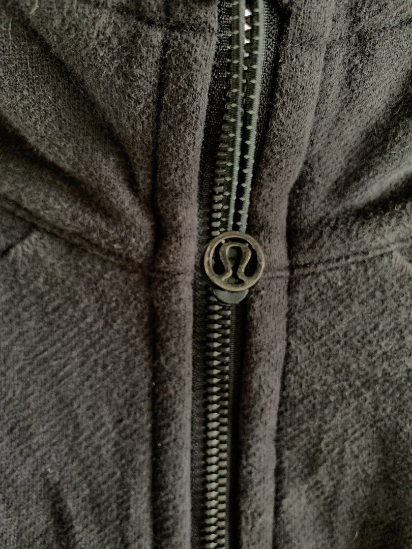 Lululemon Scuba Full zip Jacket (Category: Activewear) located in Mexico. Submitted by rabbit.hole_thrift (Listing ID 1467881828, Image 2). Description: Need wash 19x27 Good condi 650 plus sf.