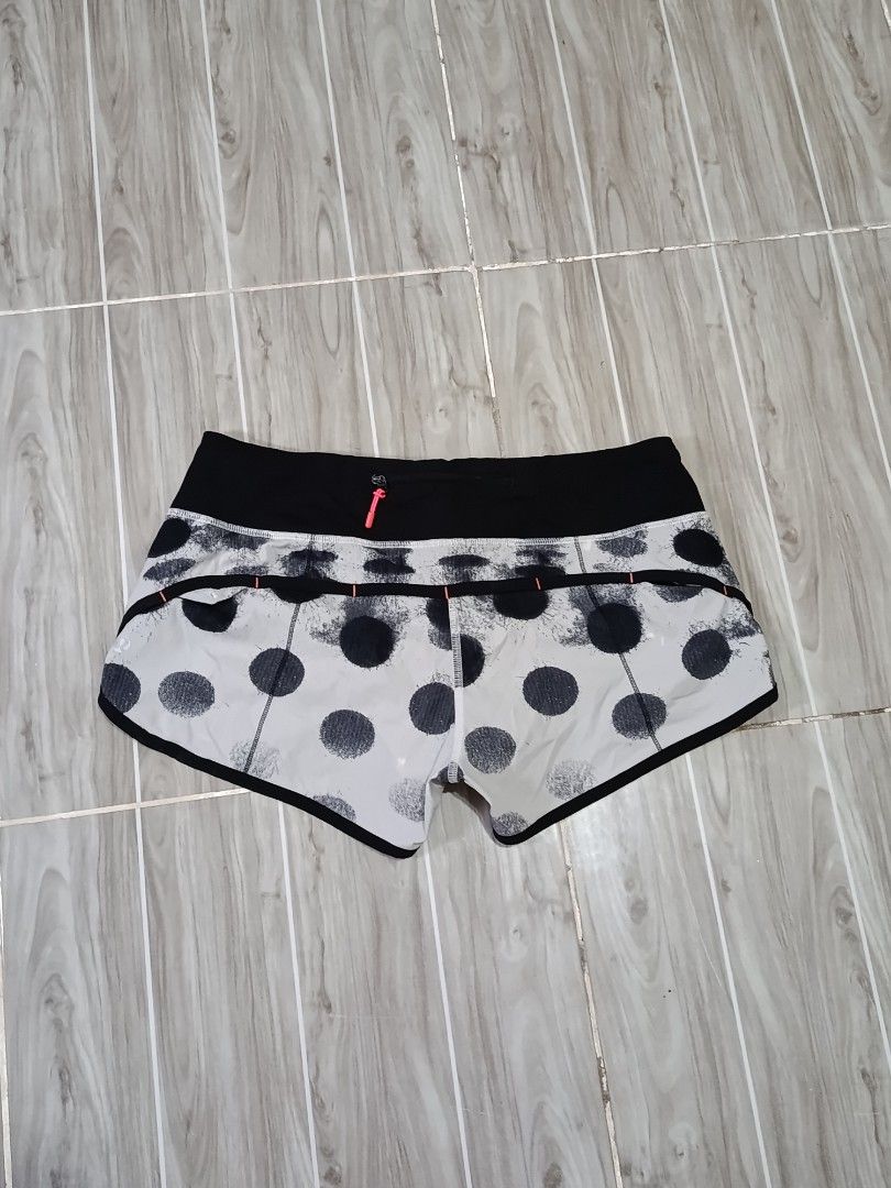 LULULEMON SPEED SHORT (freeshipping) (Category: Activewear) located in Quezon City. Submitted by gyl-stop (Listing ID 1468012391, Image 3). Description: free shipping with inner brief 30-32 x 10.5 very good condi cr: 9.5/10 issue: need restitch may maliit na hiwa.
