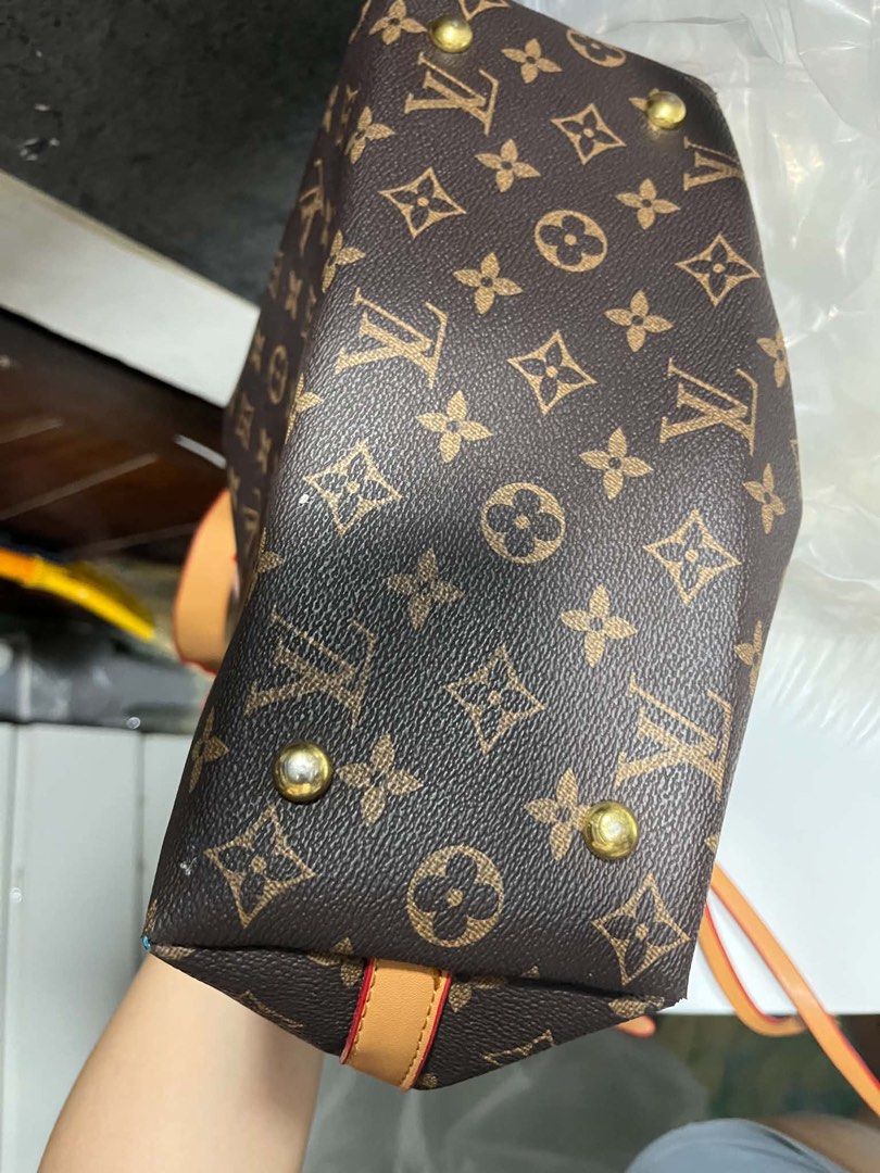 Lv Carryall MM monogram (Category: Shoulder Bags) located in Caloocan City. Submitted by trebdy01 (Listing ID 1467862050, Image 2). Description: .