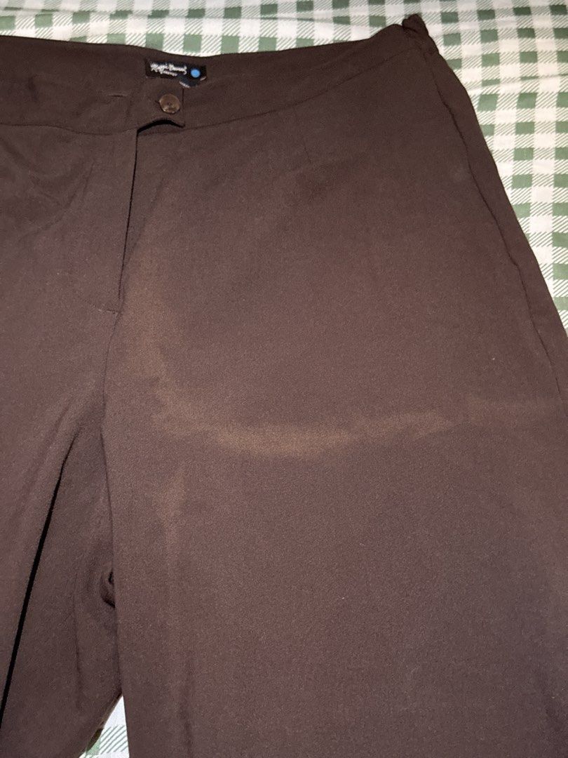 Maggie Barnes Brown Stretch Pants Size 6 Average (Category: Jeans) located in San Miguel. Submitted by matchalatte23_ (Listing ID 1467994050, Image 2). Description: - Brand: Maggie Barnes - Size: 6 (Average) - Color: Solid Dark Brown - Material: 63% Polyester, 33% Rayon, 4% Spandex (Comfortable stretch fabric) - Features: Structured waistband and button closure - Origin: Made in China.