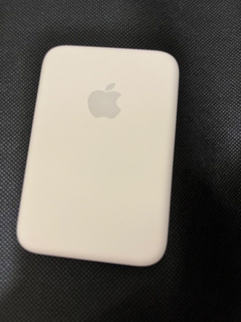 Magnetic power bank for iphone (Category: Batteries & Power Banks) located in Quezon City. Submitted by xanthine (Listing ID 1467873545, Image 1). Description: -Apple magnetic power bank -brand new.